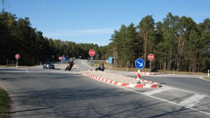 Bild: Hirsch
Die Kreuzung an der Autobahn-Anschlussstelle Schwandorf-Süd bei Klardorf hat es in sich.Trotz Stoppschildern und baulichen Elementen ereignen sich dort immer wieder schwere Unfälle. Für einen Umbau kommen eine Ampel-Lösung oder ein Kreisverkehr in Frage.