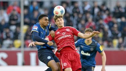 Bild: Anke Waelischmiller/dpa
Kiels Ikem Ugoh (l) und Düsseldorfs Luca Raimund kämpfen um den Ball.