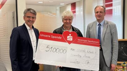 Bild: Sparkasse
Bürgermeister Robert Lindner (Mitte) erhielt den Spendenscheck aus den Händen von den Sparkassen-Verantwortlichen Albert Bergmann (links) und Wolfgang Huber.