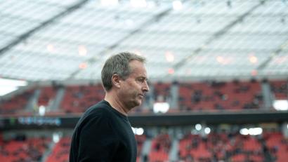 Bild: Fabian Strauch/dpa
Ist für Kasper Hjulmand im Sommer schon wieder Schluss in Leverkusen? (Archivbild)