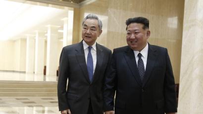 Bild: Wang Chao/XinHua/dpa
Chinas Außenminister Wang Yi (l) ist erstmals seit sechs Jahren nach Nordkorea reist - und traf dort auf Machthaber Kim Jong Un.