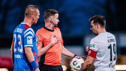 Bild: Jan Rollinger/Eibner-Pressefoto/dpa
Das Spiel zwischen dem SC Verl und Hansa Rostock stand kurz vor dem Abbruch.