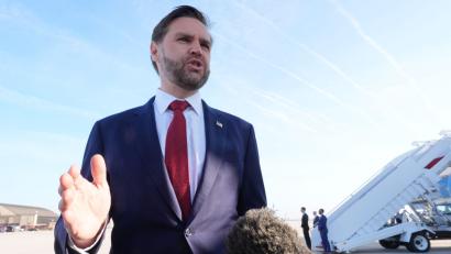 Bild: Jacquelyn Martin/AP POOL/AP/dpa
Vance richtet vor seinem Abflug nach Pakistan eine Warnung an den Iran.