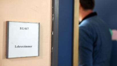 Symbolbild: Maurizio Gambarini/dpa
Die Polizei führt Opfer nur dann als Lehrkräfte in ihrer Statistik auf, wenn ein sachlicher Zusammenhang zwischen der Straftat und der beruflichen Tätigkeit besteht.