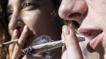 Symbolbild: Paul Zinken/dpa
Das umstrittene Konsumcannabisgesetz trat vor zwei Jahren in Kraft. Eine erste Bilanz zeigt Auswirkungen auf die Zahl der Straftaten – und neue Herausforderungen für die Polizei.