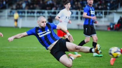 Bild: Gerhard Büttner
Weidens Stürmer Jahi Sylejmani kam gegen den ASV Cham überhaupt nicht zur Geltung - genau dies war der Plan von Chams Trainer Faruk Maloku.