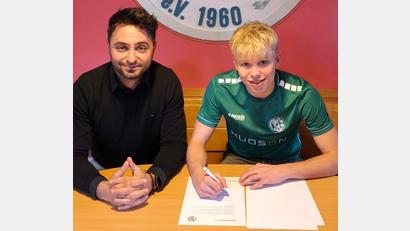 Bild: Erdal Izmire
Jonas Lax (rechts) wechselt vom TSV Kareth-Lappersdorf zur DJK Gebenbach. Sehr zur Freude von Erdal Izmire, dem Sportlichen Leiter der DJK.