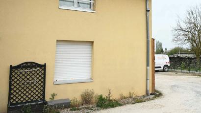 Bild: Sebastien Bozon/AFP/dpa
Polizeibeamte haben in einem Lieferwagen einen neunjährigen Jungen entdeckt, der dort über ein Jahr gefangen gehalten worden sein soll.