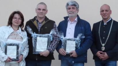 Bild: Houschka
Abschied aus dem Fensterbacher Gemeinderat: Bürgermeister Florian Adam (rechts) hat den scheidenden Plenumsmitgliedern Christiana Scherer, Peter Neidl und Peter Hofrichter (von links) für ihre Arbeit gedankt. Während Scherer und Hofrichter nur kurzzeitig dem Gremium angehörten, war Neidl 24 Jahre lang Mitglied des Kommunalparlaments.