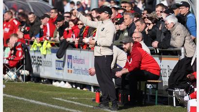Bild: Dieter Jäschke
Thomas Baier (vorne), Trainer der SpVgg Trabitz, blickt trotz der jüngsten Derbyniederlage in Grafenwöhr voller Vorfreude auf das nächste Top-Spiel gegen den SV 08 Auerbach.