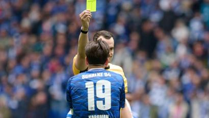 Bild: Bernd Thissen/dpa
Diese gelbe Karte im Spiel gegen Karlsruhe bedeutete für Schalkes Kapitän und Toptorschützen  Kenan Karaman, dass er im Spitzenspiel in Elversberg gesperrt ist (Archivbild).