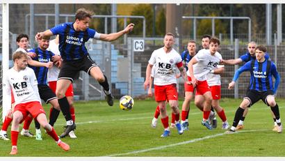 Bild: Büttner
Felix Behnke (vorne), Kapitän der SpVgg SV Weiden, schaltete sich bei Standardsituationen immer wieder ins Angriffsspiel seiner Mannschaft ein.