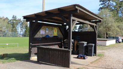 Bild: gru
Die Grillstation am Hahnenkamm muss abgerissen werden und wird nach dem Hahnenkammlauf neu aufgebaut. Es soll aber auch Unterstellmöglichkeiten für Wanderer und Radfahrer geben.