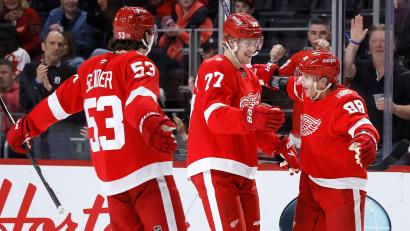 Bild: Duane Burleson/AP/dpa
Moritz Seider (53) war beim Sieg von Detroit an fünf Toren beteiligt.