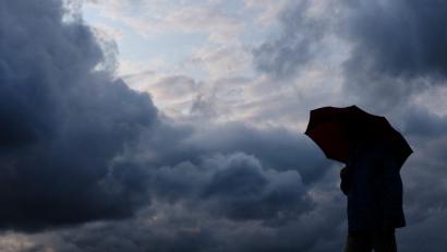 Bild: Martin Gerten/dpa
Beim Sonntagsspaziergang sollte je nach Region ein Regenschirm mitgenommen werden. (Archivfoto)
