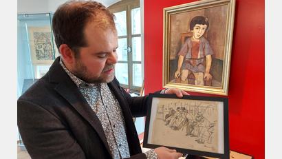 Bild: lg
Christoph Ahlemeyer zeigt eine Zeichnung aus dem Zyklus „Weltkriegsstimmung“ von 1916. Dahinter befindet sich das Porträt eines sitzenden Mädchens, möglicherweise ein Selbstporträt der Künstlerin.