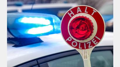 Bild: Jan Woitas/dpa
Immer wieder deckt die Polizei bei Kontrollen des Schwerverkehrs auf Autobahnen massive Verstöße gegen die gesetzlichen Lenk- und Ruhezeiten auf. (Symbolbild)