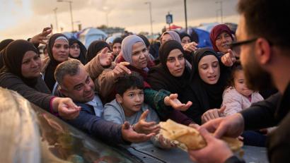 Bild: Emilio Morenatti/AP/dpa
Die humanitäre Situation im Libanon ist prekär. Hier hoffen Vertriebene auf Lebensmittel.