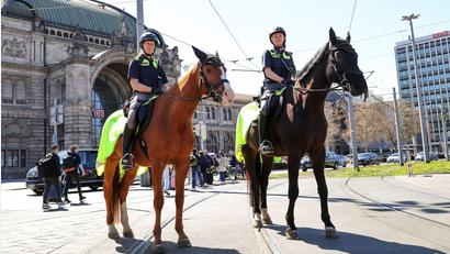 Bild: Daniel Löb/dpa
Schon allein wegen ihrer Größe sind die beiden Polizeipferde Quickly (l) und Remus (r) von Weitem sichtbar. Das soll Kriminelle abschrecken und Bürgern ein Gefühl von Sicherheit vermitteln.