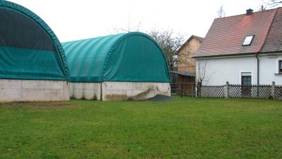 Bild: bkr
Zu nahe an der Grundstücksgrenze steht die Rundbogenhalle, ein Schwarzbau. Aus brandschutzrechtlichen Gründen darf die Nachbarin ihren Wohnhaus-Anbau zurzeit nicht verwirklichen. Nun ist das Landratsamt gefordert.