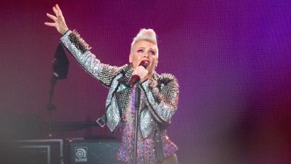 Bild: Christophe Gateau/dpa
Mit schonungslosen Songs wie „Just Like a Pill“ schlug Pink Anfang des Jahrtausends in den Charts ein. (Archivbild)