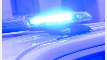 Bild: Julian Stratenschulte/dpa
Nach einer Messerattacke auf Polizeibeamte in Ortenburg wurde der Einsatzort abgesperrt. (Symbolbild)