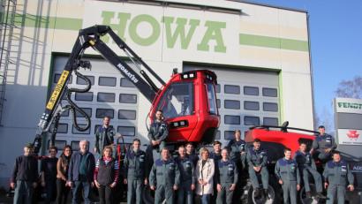 Bild: Konrad Rosner
Die HOWA GmbH in Neusorg feiert am 18./19. April mit einem zweitägigen Fest auf dem Firmengelände 30. Geburtstag. Unser Bild zeigt die aktuelle Belegschaft des Familienbetriebs.