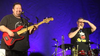 Bild: Hirsch
"Da Meier" (rechts) und "Watschbaam" blicken in einen nicht ganz gefüllten Saal der Miesberg-Gaststätte.