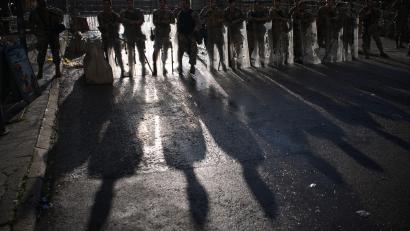 Bild: Emilio Morenatti/AP/dpa
Protest in Beirut: Libanesische Soldaten bewachen Regierungspalast