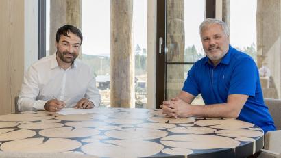 Archivbild: Rene Oertel/exb
So fing alles an: Sebastian Buchwieser bei seiner offiziellen Vorstellung als Trainer der Blue Devils Weiden zusammen mit dem damaligen Sportlichen Leiter Ken Latta im Jahr 2021.