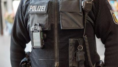 Symbolbild: Bundespolizei
Ein Schaulustiger attackierte am Hauptbahnhof Regensburg Bundespolizisten, nachdem er einen Rettungseinsatz gefilmt hatte.