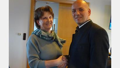 Bild: Houschka
Nach ihrer einstimmig durch den Gemeinderat erfolgten Ernennung zur neuen Seniorenbeauftragten von Fensterbach wurde Uschi Weiner (links) von Bürgermeister Florian Adam beglückwünscht..Weiner ist Nachfolgerin der im letzten Jahr verstorbenen Marlene Groitl.