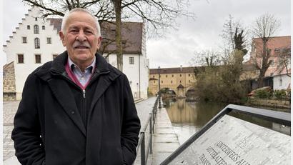 Bild: upl
Dieter Walter (82) war einer der ersten Plättenfahrer auf der Vils. Nach 30 Jahren Dienst hört er nun auf.