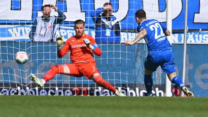 Bild: Swen Pförtner/dpa
Bochums Torwart Timo Horn (hier gegen Magdeburgs Mateusz Zukowski) musste allein in den letzten beiden Spielen sieben Gegentore hinnehmen (Archivbild).