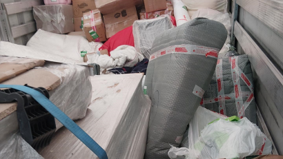 Bild: Bundespolizei
Auf dem Auflieger eines Lkw fand die Bundespolizei eindeutige Spuren einer Schleusung. Der Fahrer wurde festgenommen.