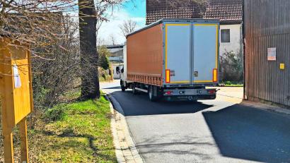 Bild: Torsten Ernstberger
Eine der Engstellen in der Korbersdorfer Ortsmitte. Wenn hier noch ein Fahrzeug entgegenkommt, entstehen mitunter gefährliche Situationen. Doch noch warten die Anwohner auf die Umsetzung des beschlossenen Lkw-Durchfahrtverbots.