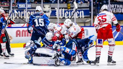 Bild: Tobias Neubert
Mitunter ging es zwischen den Blue Devils Weiden (blaue Trikots) und den Eisbären Regensburg ganz schön hitzig zur Sache. Den kühleren Kopf bewahrten die Gastgeber und triumphierten im Oberpfalz-Derby mit 6:3.