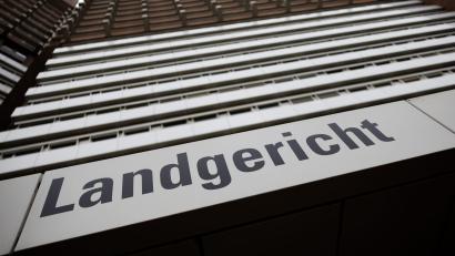 Symbolbild: Rolf Vennenbernd/dpa
Ein Mann ist wegen Mordes an seiner Ehefrau angeklagt.