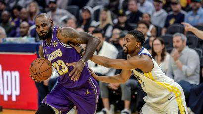 Bild: Carlos Avila Gonzalez/San Francisco Chronicle/AP/dpa
LeBron James (links) führte die Lakers zu einem Sieg bei den Warriors.
