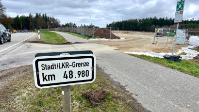 Bild: Gabi Schönberger
An der B 22 bei Bechtsrieth haben Bagger große Flächen ausgeschoben – Vorbereitungen für die Stromtrasse des Süd-Ost-Links. Der Bau hat hier aber noch nicht begonnen.