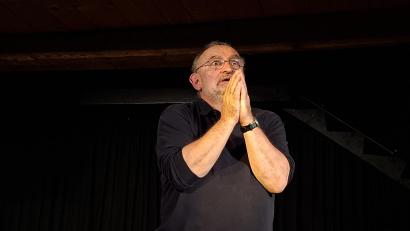 Bild: prh
Der Kabarettist und Schauspieler Sigi Zimmerschied glänzte wortgewaltig und ausdrucksstark in seinem Programm "Kein Thema – Eine deutsche Antwort" auf der Bühne des Schafferhofs.