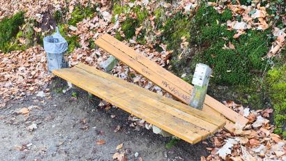 Bild: Michael Übel/exb
Im Schwandorfer Ortsteil Fronberg am "Unteren Weg" wurde eine Bank so stark beschädigt, dass sie abgebaut werden musste.