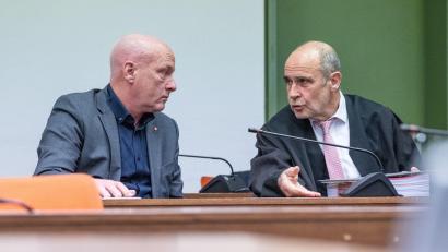 Bild: Armin Weigel/dpa
Prozess in München: Joachim Wolbergs (l), früherer Oberbürgermeister von Regensburg, sitzt im Verhandlungssaal des Landgerichts neben seinem Verteidiger Peter Witting. Es geht um Parteispenden im Kommunalwahlkampf 2014. (Archivbild)
