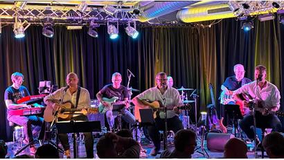 Bild: Jakob Prechtl/exb
Eine Hommage an den Austropop mit seinen legendären Songs bringt die Band Austria 7 auf die Bühne.