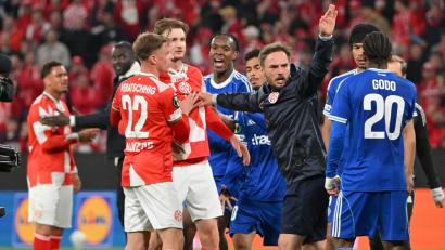 Bild: Torsten Silz/dpa
Nach dem Abpfiff wurde es zwischen dem FSV Mainz 05 und Racing Straßburg hitzig.