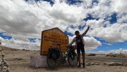 Bild: Sven Schirmer/Georg Preisinger
Dem Himmel so nah: Georg Preisinger am Umling-La. Auf fast 6000 Meter ist das der höchste asphaltierte Straßenpass der Welt.
