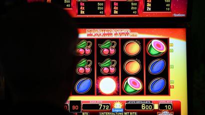 Bild: Wolf von Dewitz/dpa
Pech gehabt: Es sind nur zwei Kirschen in einer Reihe, das reicht nicht für einen Gewinn. Szene aus einer Spielothek in Deutschland.