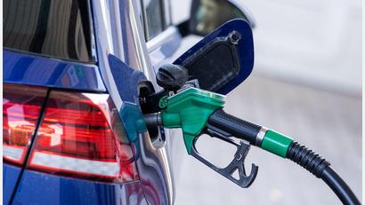 Symbolbild: Jens Büttner/dpa-Zentralbild/dpa
Ökonom Brzeski erwartet keine schnelle Rückkehr zu den Spritpreisen vor dem Iran-Krieg.