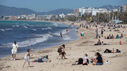 Bild: Clara Margais/dpa
Wenn Unsicherheit wächst, bleiben viele bei Bewährtem: Ziele wie die Balearen sind im Sommer stark gefragt – wie hier Mallorca. (Archivbild)