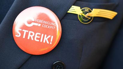 Bild: Uwe Anspach/dpa
Die Pilotinnen und Piloten der deutschen Lufthansa-Gruppe sind zu umfassenden Arbeitskampfmaßnahmen aufgerufen. (Archivbild)